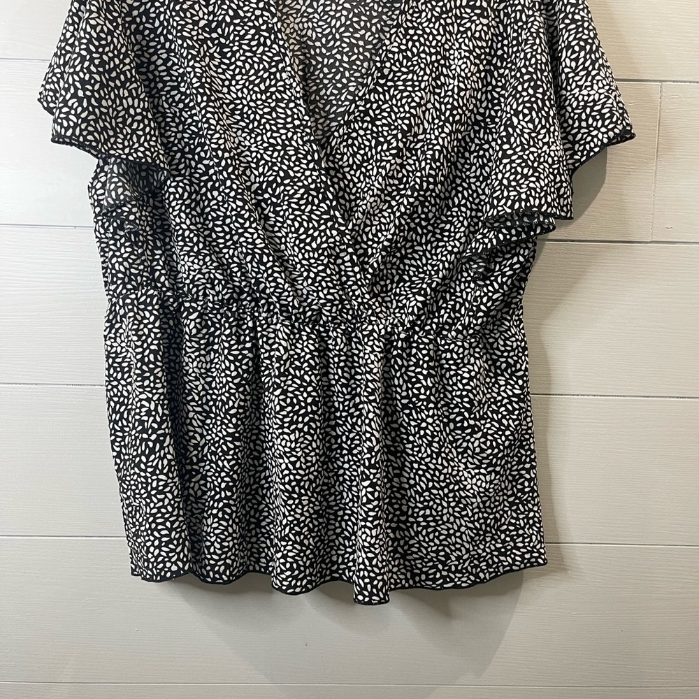SHEIN Curve | Short Sleeve Black & White Blouse Size 2X - Picture 3 of 8